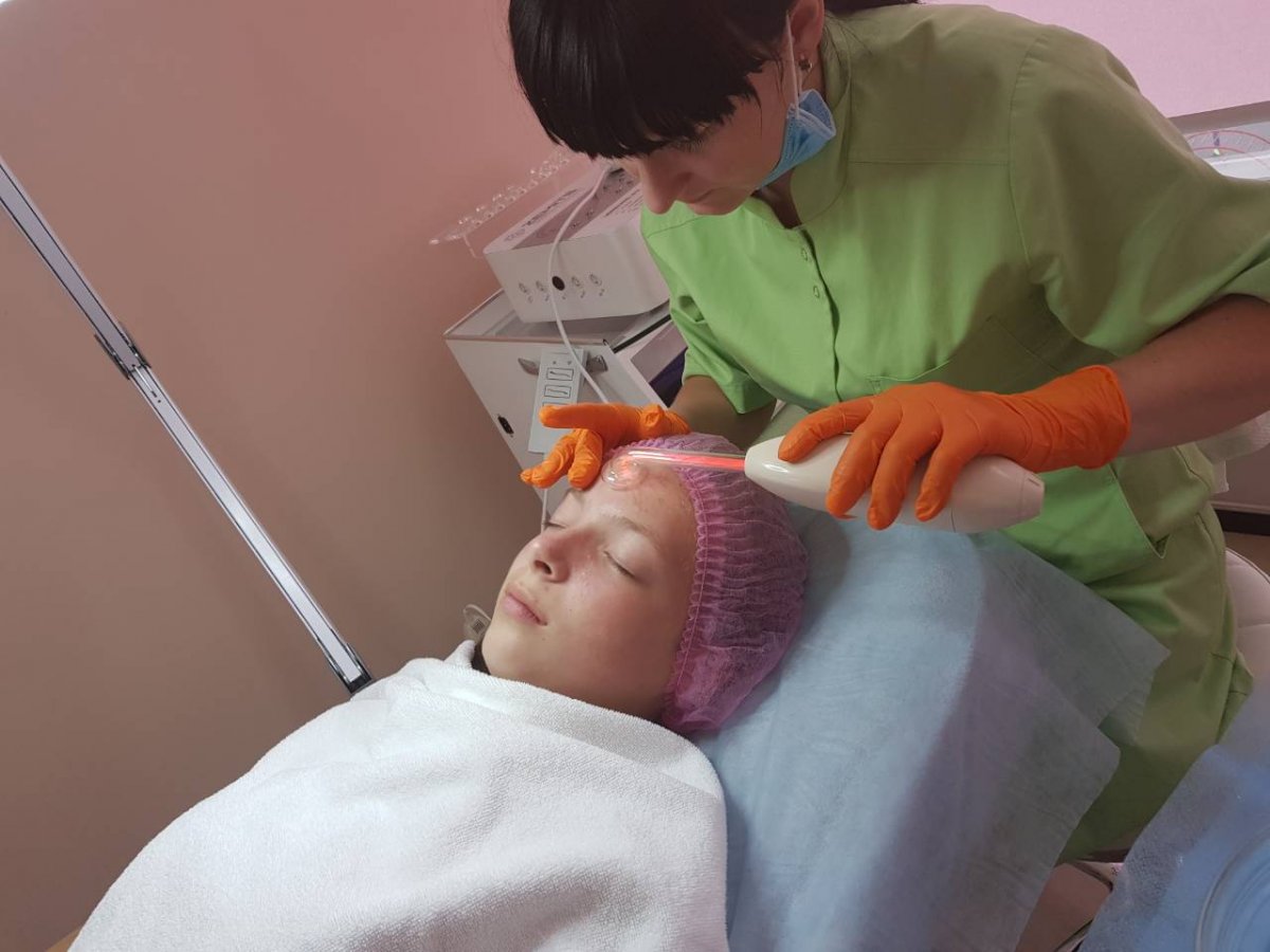 косметологічна процедура дарсонвалізація для обличчя у спа салоні Хмельницького Спа Релакс